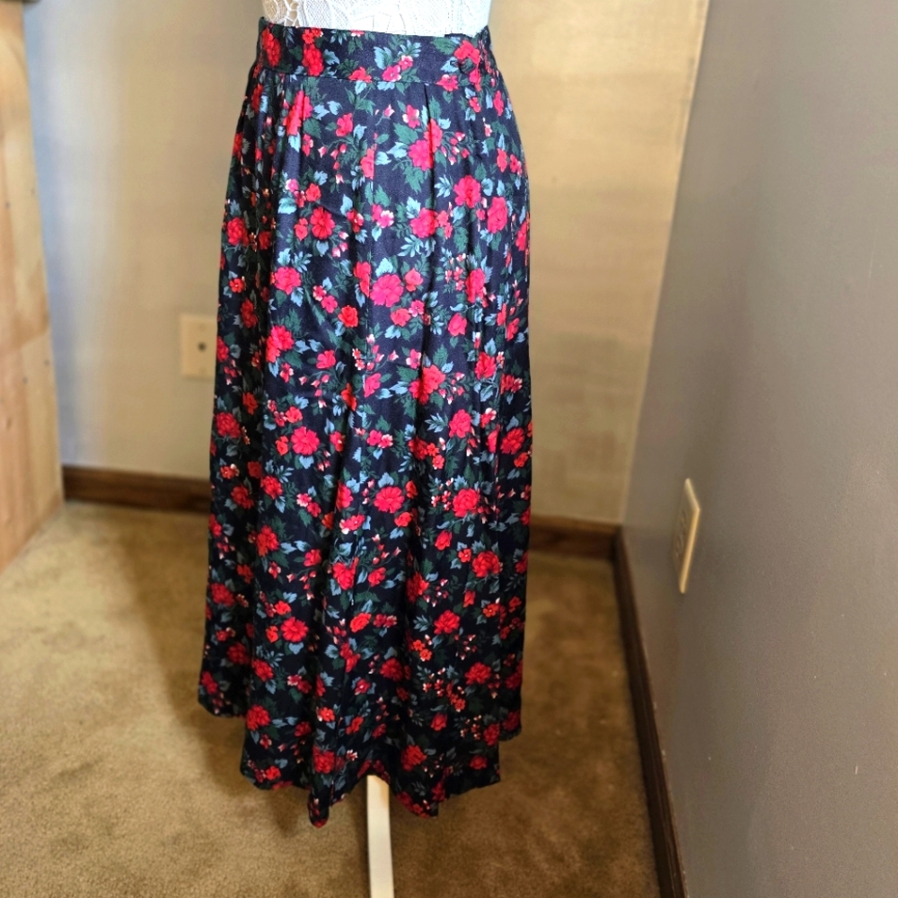 Women's Rose Pattern Skirt 🌹